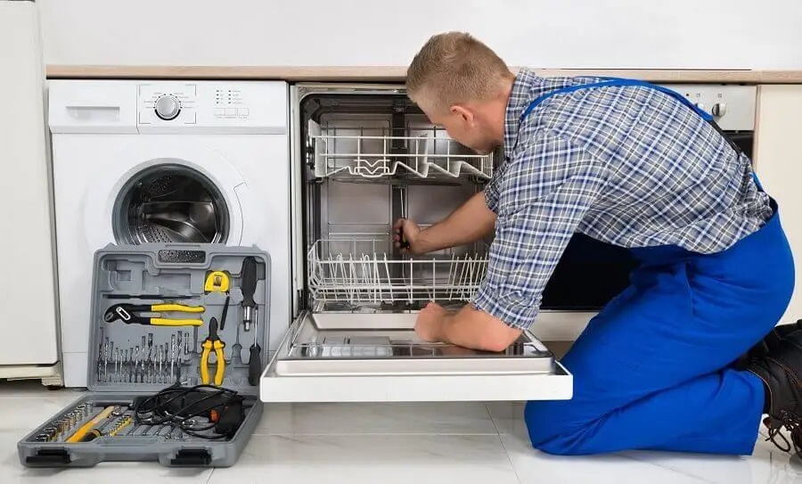 Karamürsel Warmhaus servisi teknisyen ekibi beyaz eşya tamiri yaparken